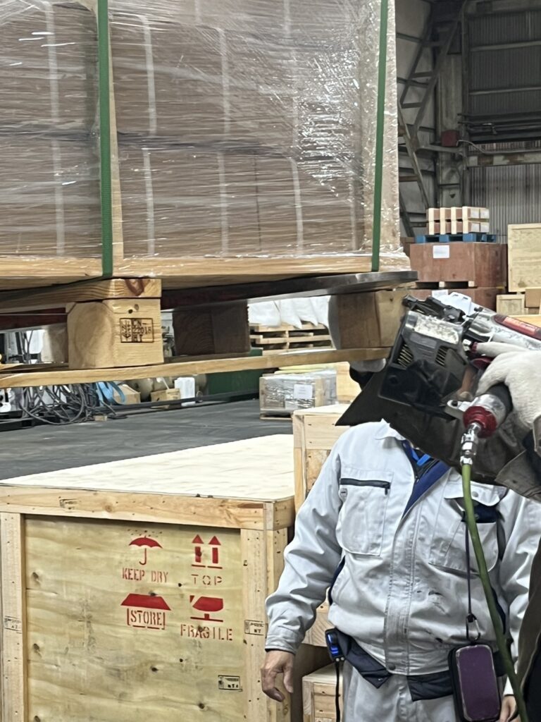パレットを補修している画像