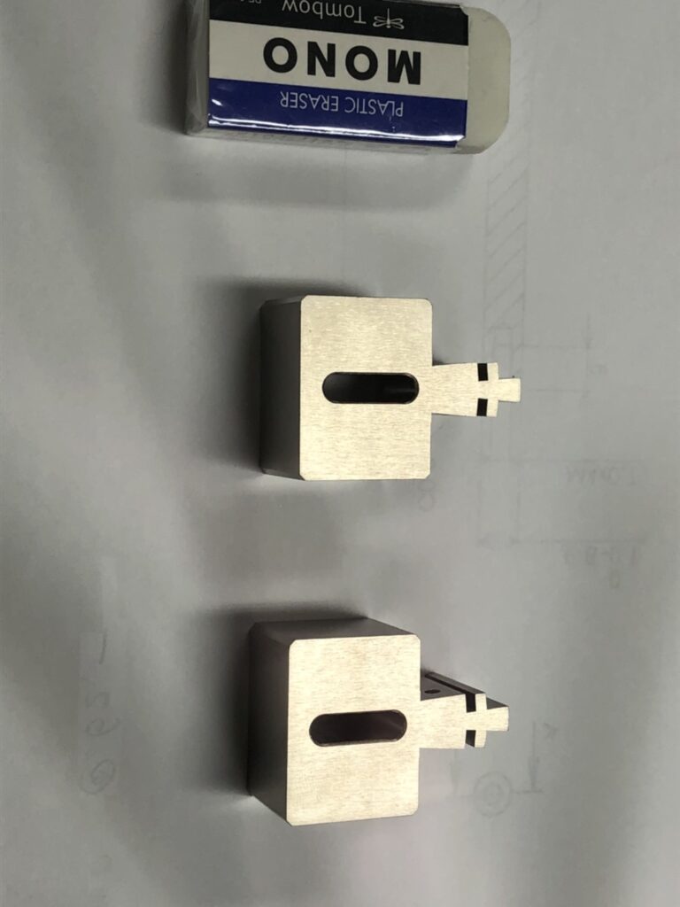突起付きブロック部品の画像