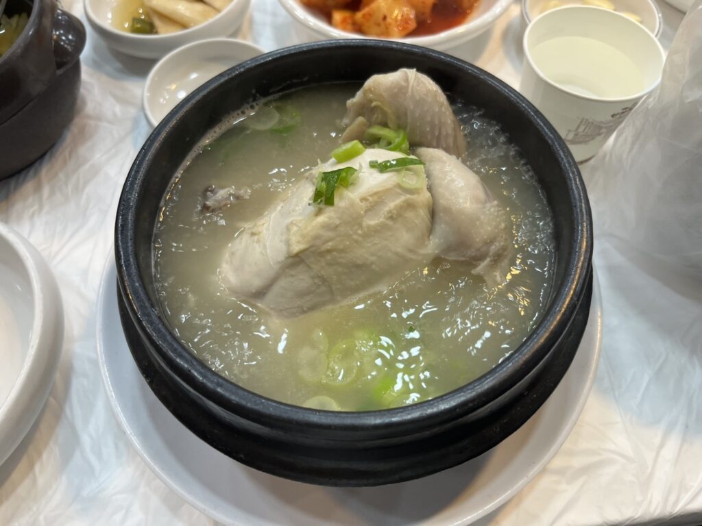 参鶏湯（サムゲタン）の写真
