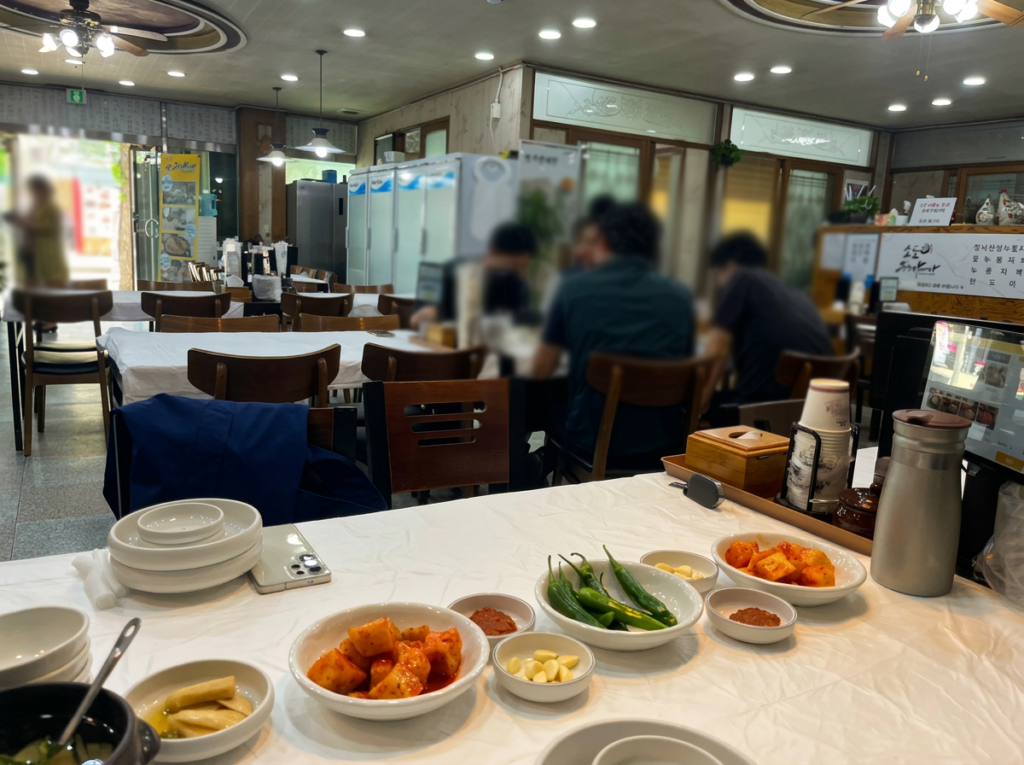 参鶏湯（サムゲタン）の食堂の風景